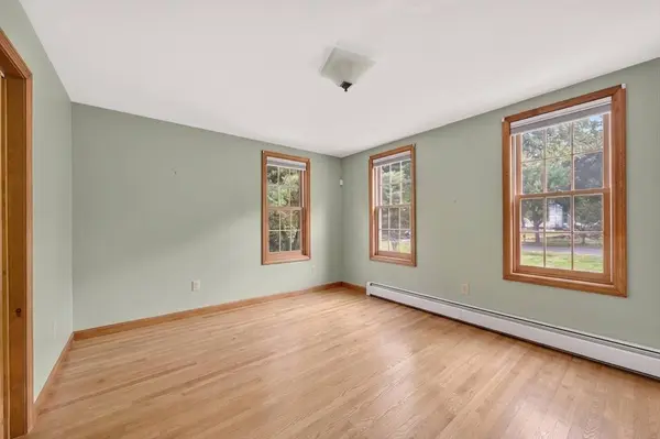 32 Slades Farm Ln, Dartmouth, MA 02748