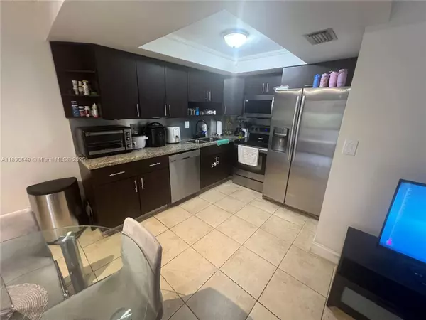 12 Madrid Ln #1-18, Davie, FL 33324