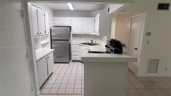 3105 Oakland Shores Dr #J106, Oakland Park, FL 33309