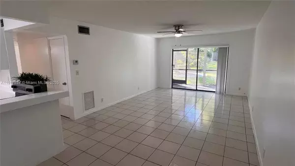 3105 Oakland Shores Dr #J106, Oakland Park, FL 33309