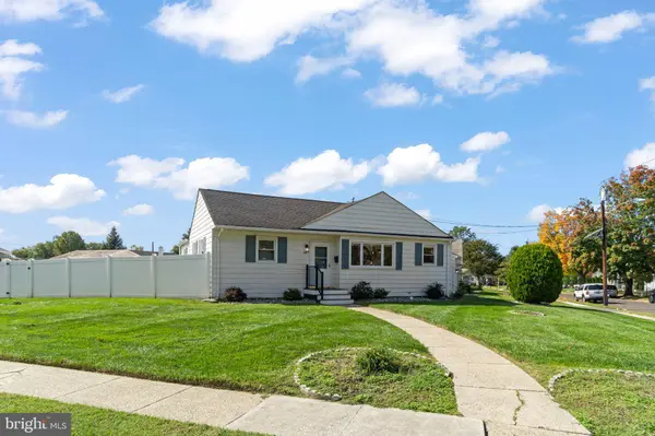 40 WOODBINE AVE, Maple Shade, NJ 08052