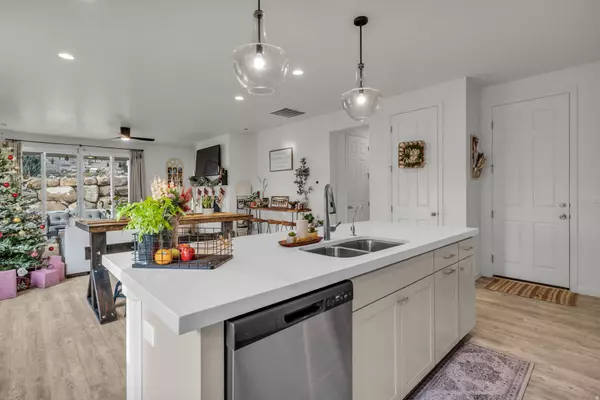 2103 N ELDERBERRY DR W, Saratoga Springs, UT 84045