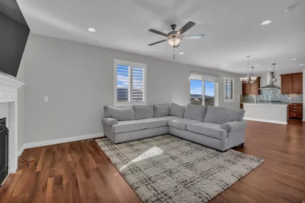 7427 S WOOD FARMS DR W, West Jordan, UT 84084