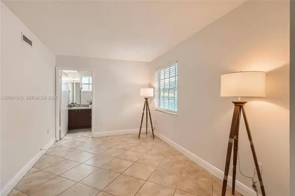 29 Santillane Ave #2, Coral Gables, FL 33134