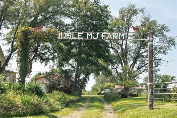23061 Hatchell RD, Tonganoxie, KS 66086