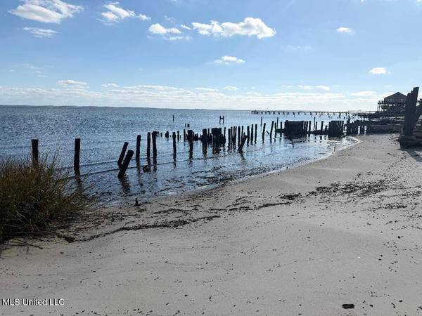 4216 Beach Boulevard, Ocean Springs, MS 39564