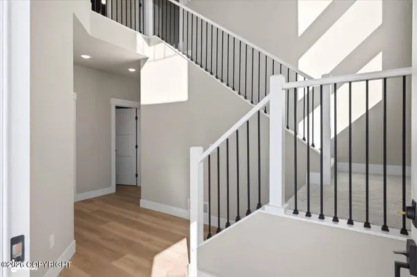 8657 Dry Creek LOOP, Anchorage, AK 99502