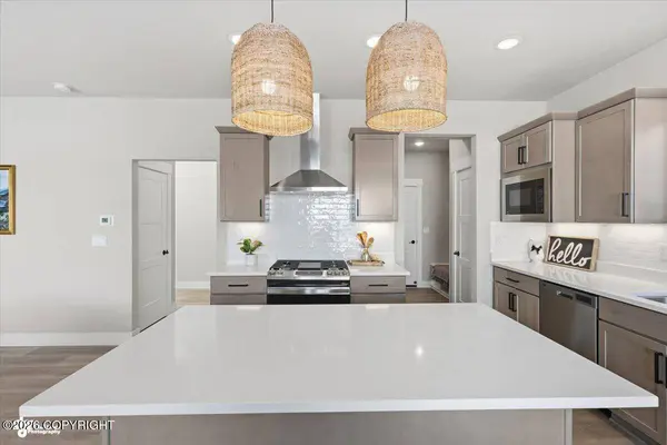 8657 Dry Creek LOOP, Anchorage, AK 99502