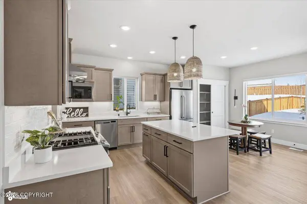 8657 Dry Creek LOOP, Anchorage, AK 99502