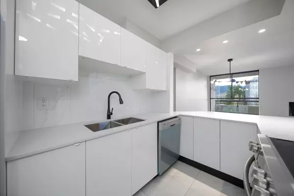 Burnaby, BC V3J 7E3,3737 Bartlett Ct #1101