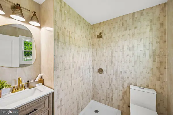 712 E WOODLAWN AVE, Maple Shade, NJ 08052