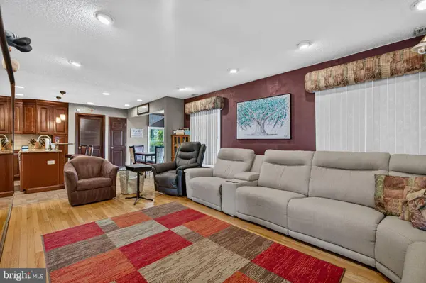 68 LONGWOOD DR, Sicklerville, NJ 08081