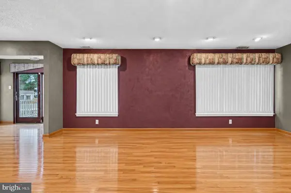 68 LONGWOOD DR, Sicklerville, NJ 08081