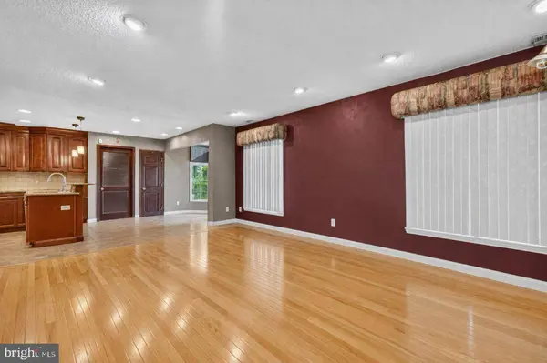 68 LONGWOOD DR, Sicklerville, NJ 08081
