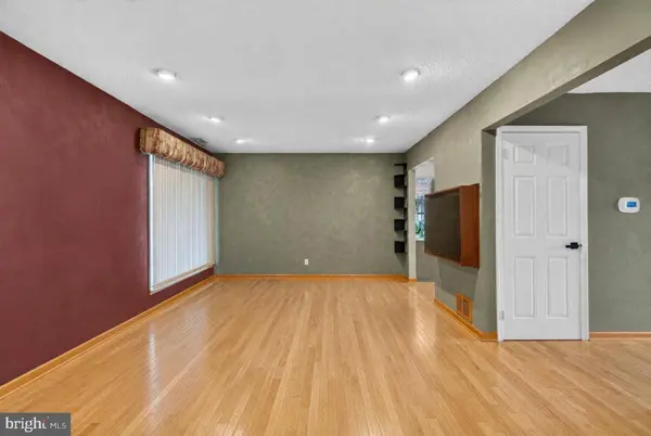 68 LONGWOOD DR, Sicklerville, NJ 08081