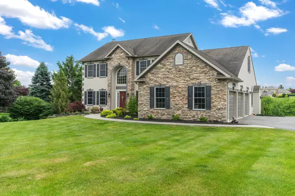 Colonial Style Home in Schnecksville Pennsylvania in the Northwestern Lehigh School District