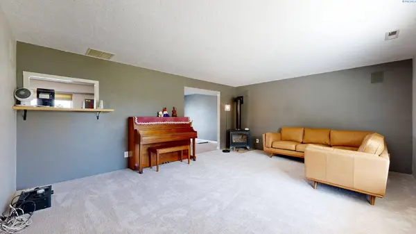 6404 S Bermuda Road, Kennewick, WA 99338