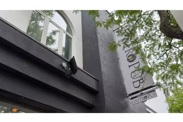 Discover Erie St GastroPub Windsor: Best Asian Fusion, Craft Cocktails & Award-Winning Service