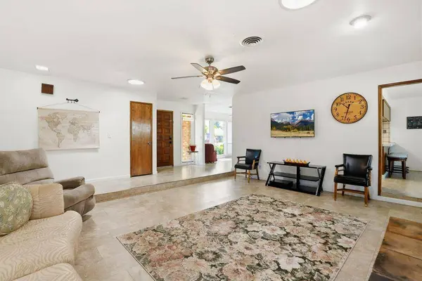 1660 Stabler LN, Yuba City, CA 95993