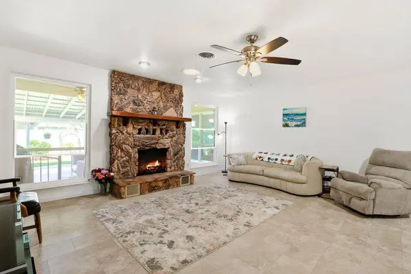 1660 Stabler LN, Yuba City, CA 95993
