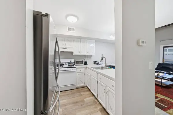 53 Queens Way, Englishtown, NJ 07726