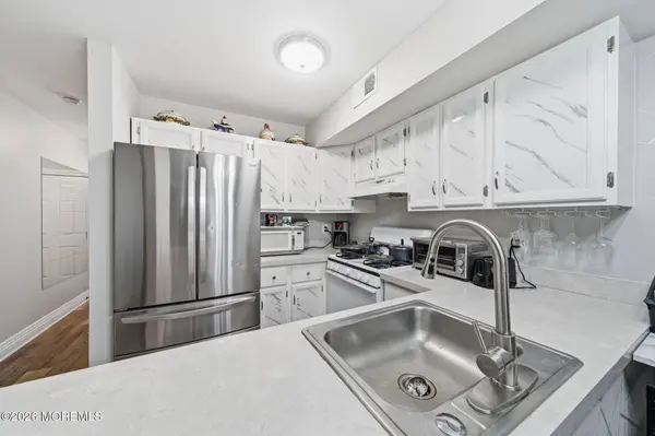 53 Queens Way, Englishtown, NJ 07726