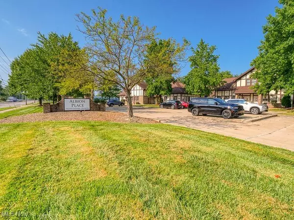 10850 Pearl RD #E-4, Strongsville, OH 44136