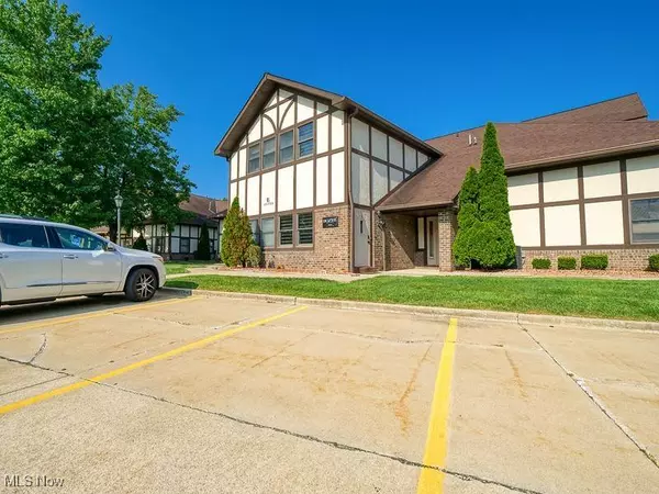 10850 Pearl RD #E-4, Strongsville, OH 44136