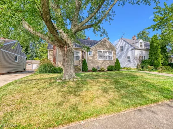 570 Juneway DR, Bay Village, OH 44140