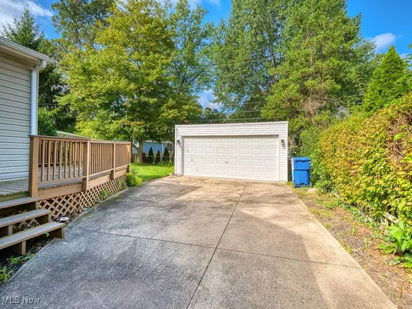 570 Juneway DR, Bay Village, OH 44140