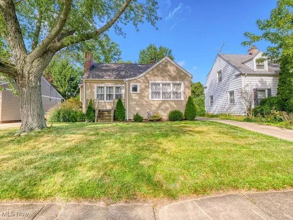 570 Juneway DR, Bay Village, OH 44140