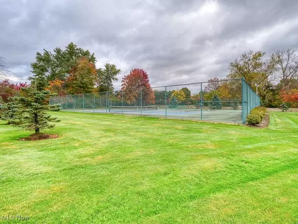 2112 Acacia Park DR #319, Lyndhurst, OH 44124