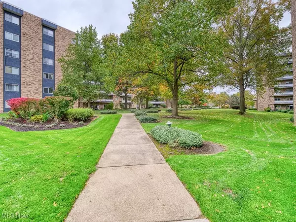 2112 Acacia Park DR #319, Lyndhurst, OH 44124