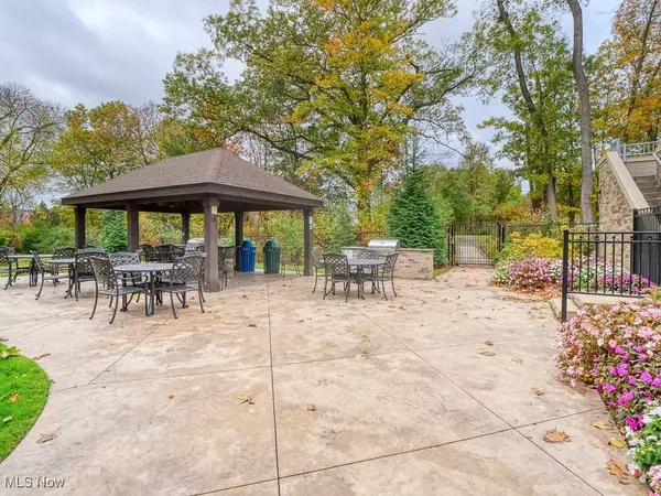 2112 Acacia Park DR #319, Lyndhurst, OH 44124