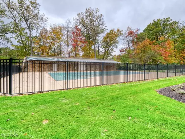 2112 Acacia Park DR #319, Lyndhurst, OH 44124