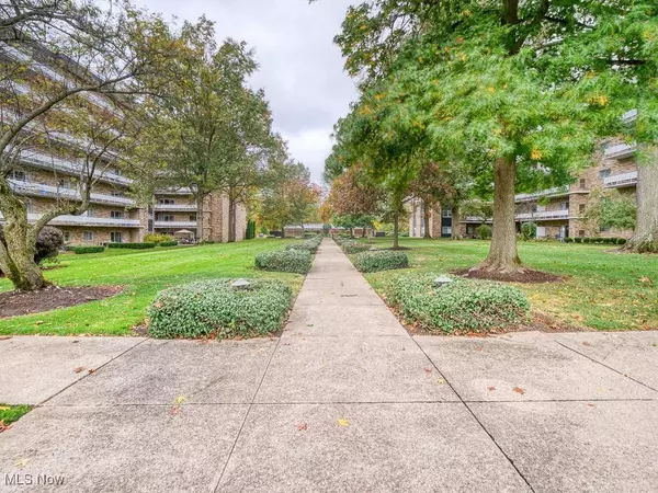 2112 Acacia Park DR #319, Lyndhurst, OH 44124