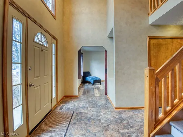 28580 Glen Hollow LN, Olmsted Twp, OH 44138