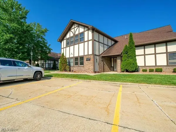 10850 Pearl RD #E-4, Strongsville, OH 44136