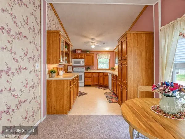 78 Periwinkle DR, Olmsted Twp, OH 44138