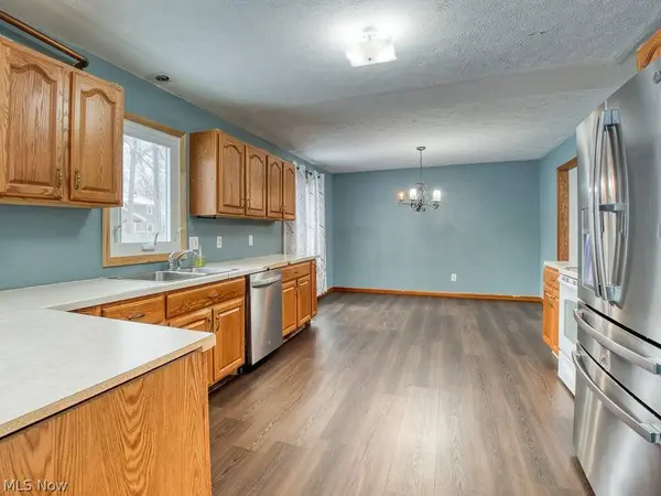 32625 Surrey LN, Avon Lake, OH 44012