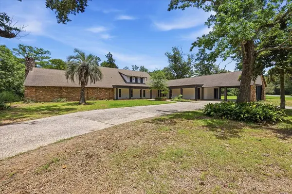 12 Bayou BND, Orange, TX 77630