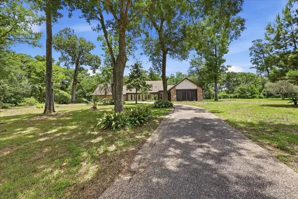 12 Bayou BND, Orange, TX 77630