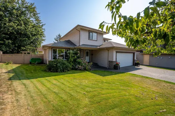 1952 Marten Ave, Comox, BC V9M 2K2