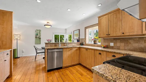 7410 Yake Rd, Fanny Bay, BC V0R 1W0