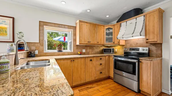 7410 Yake Rd, Fanny Bay, BC V0R 1W0
