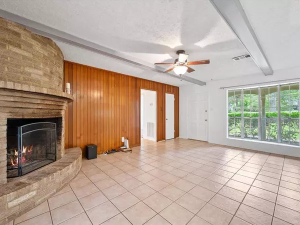 1819 Pin Oak DR, Conroe, TX 77301