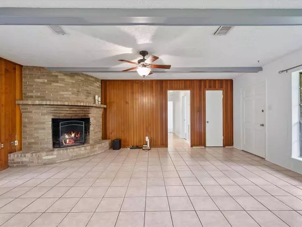 1819 Pin Oak DR, Conroe, TX 77301