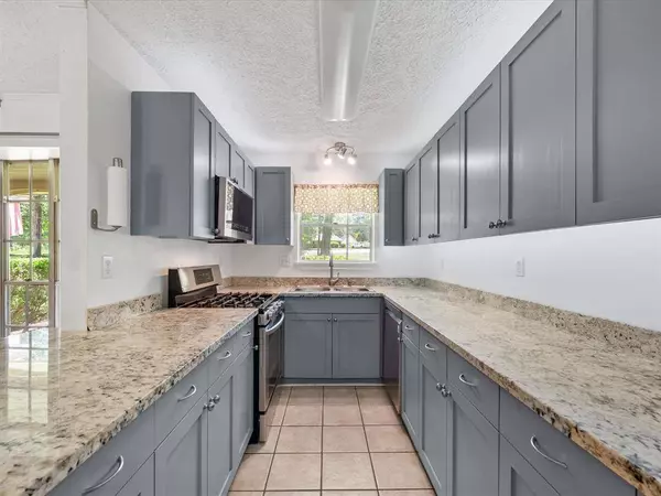 1819 Pin Oak DR, Conroe, TX 77301