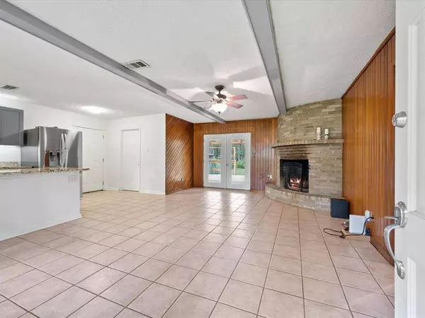 1819 Pin Oak DR, Conroe, TX 77301