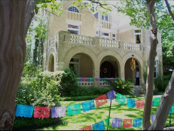 beautiful San Antonio Home located in the king Williams district full of charm and history and character